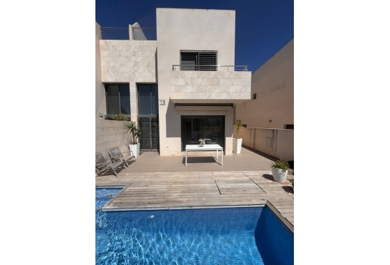 Resale - Villa - Orihuela Costa - La Zenia