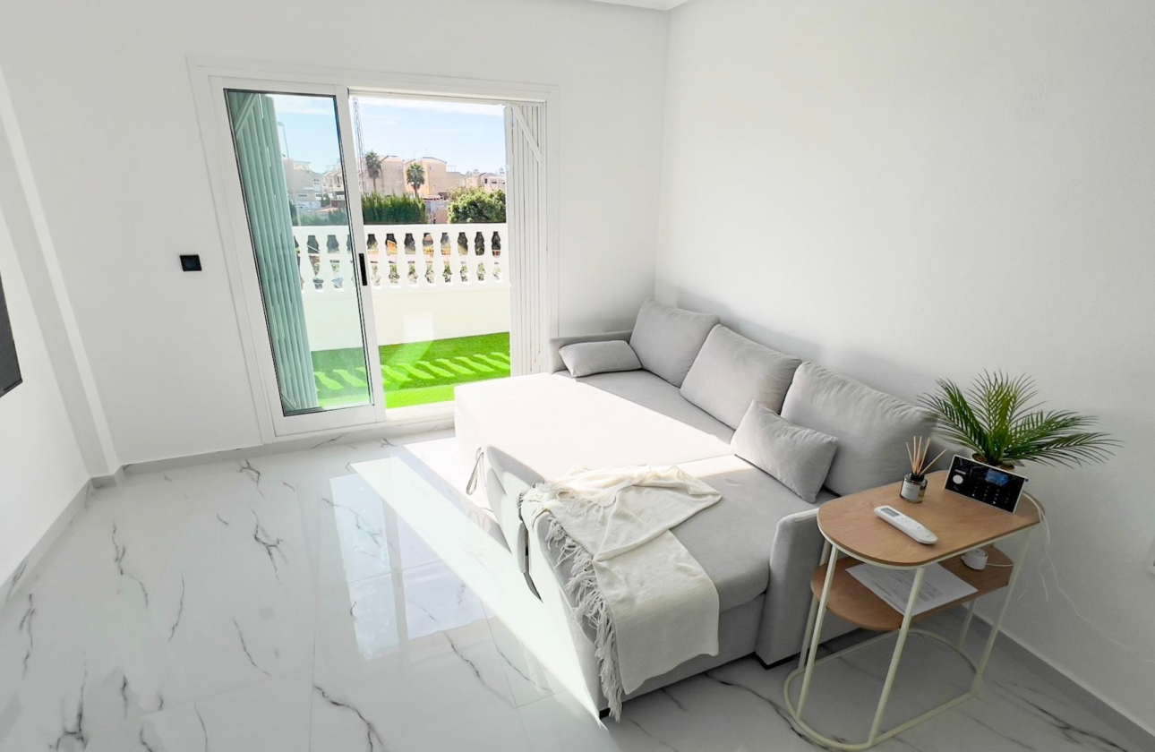 Resale - House - Orihuela Costa - La Zenia