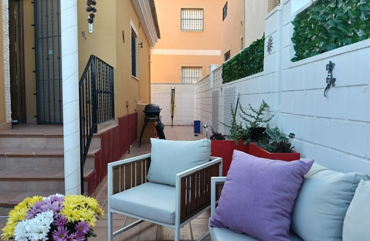 Resale - Villa - Los Montesinos - La Herrada