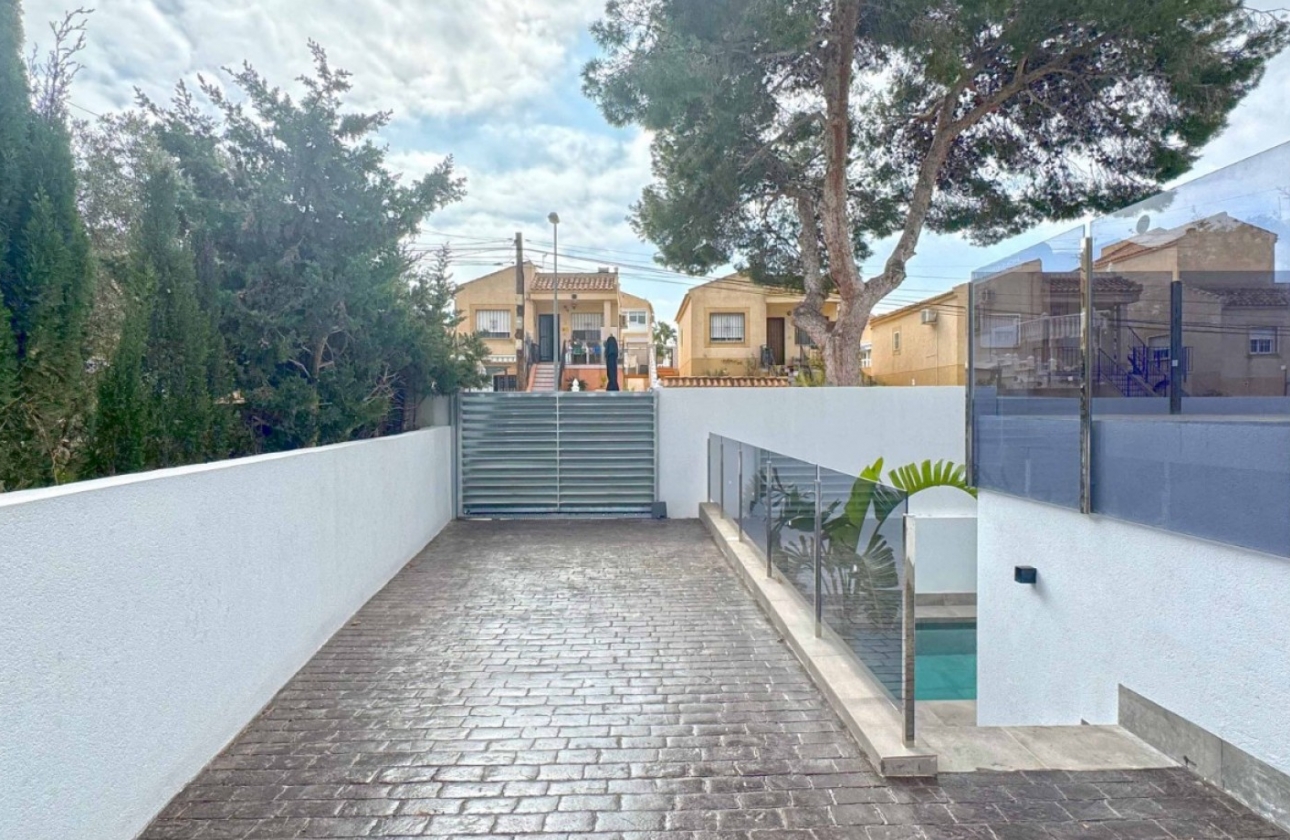 Resale - Villa - Torrevieja - Los Balcones - Los Altos del Edén
