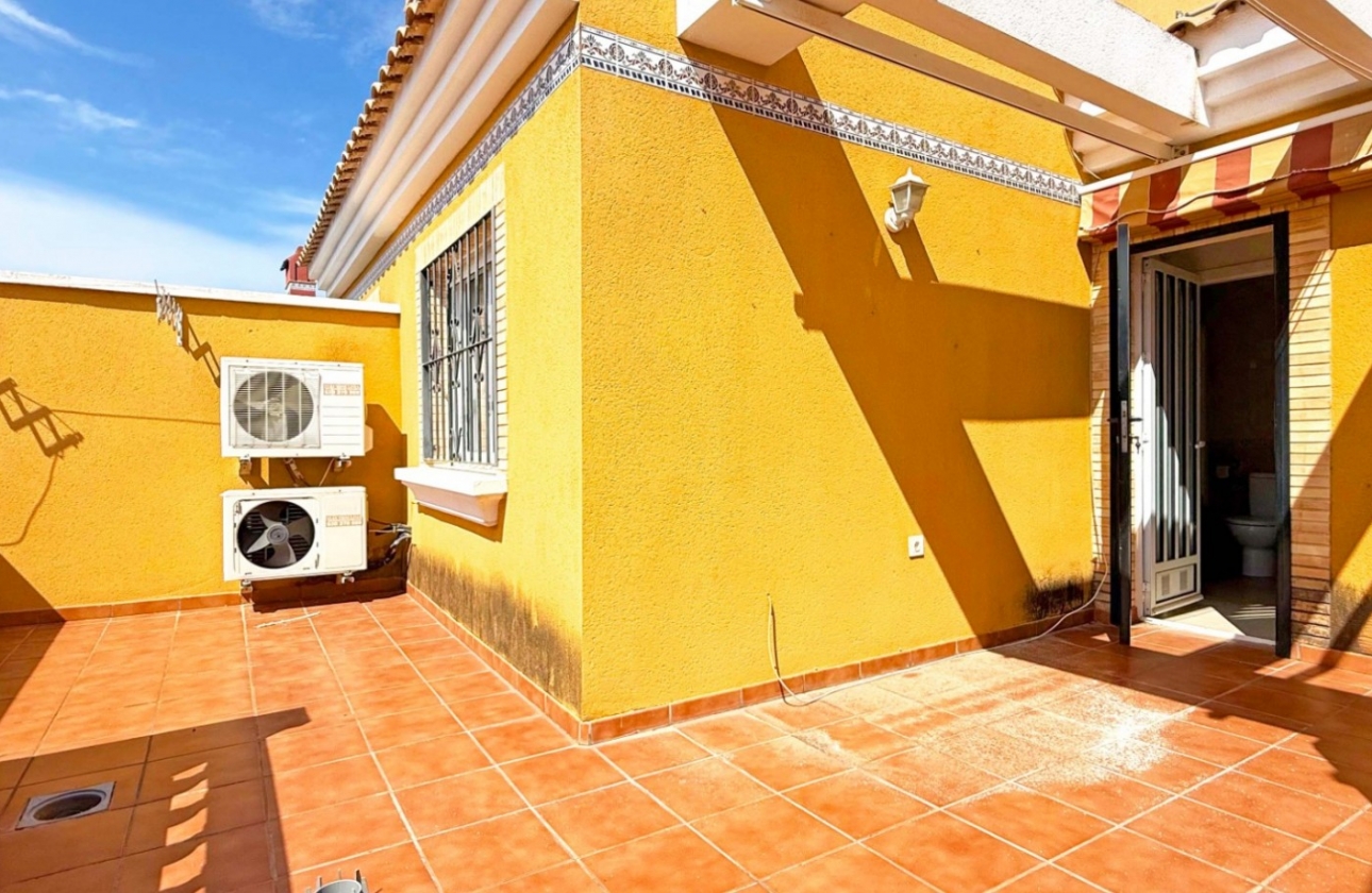 Resale - House - Torrevieja - La Siesta - El Salado -  Torreta