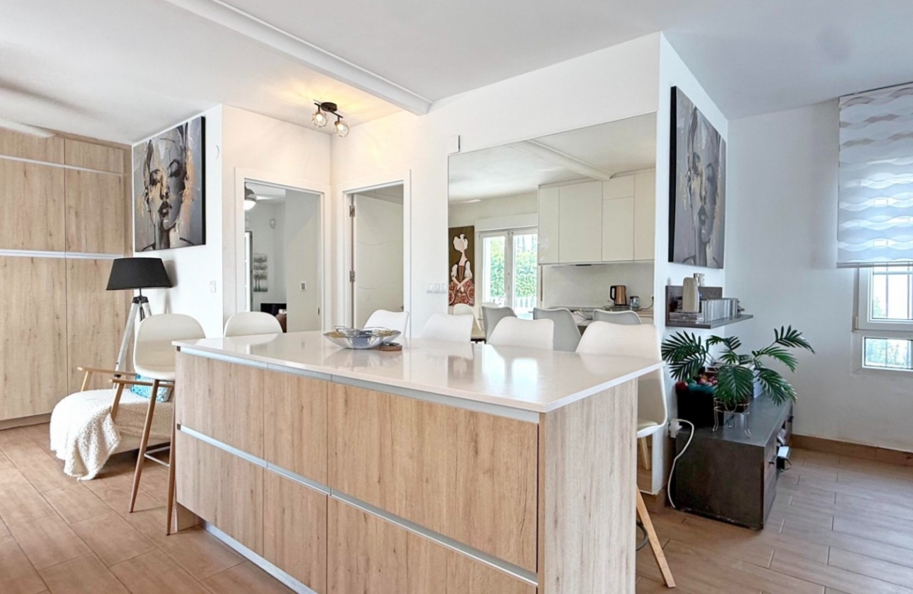 Resale - Villa - Orihuela Costa - Villamartín