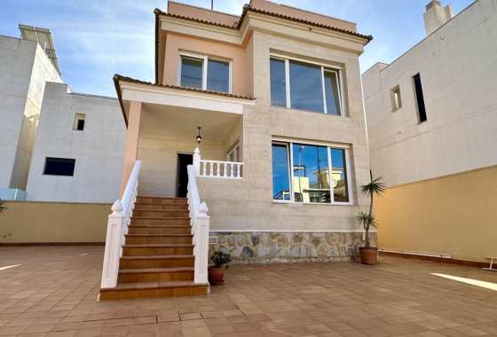 Resale - Villa - Orihuela Costa - Villamartín