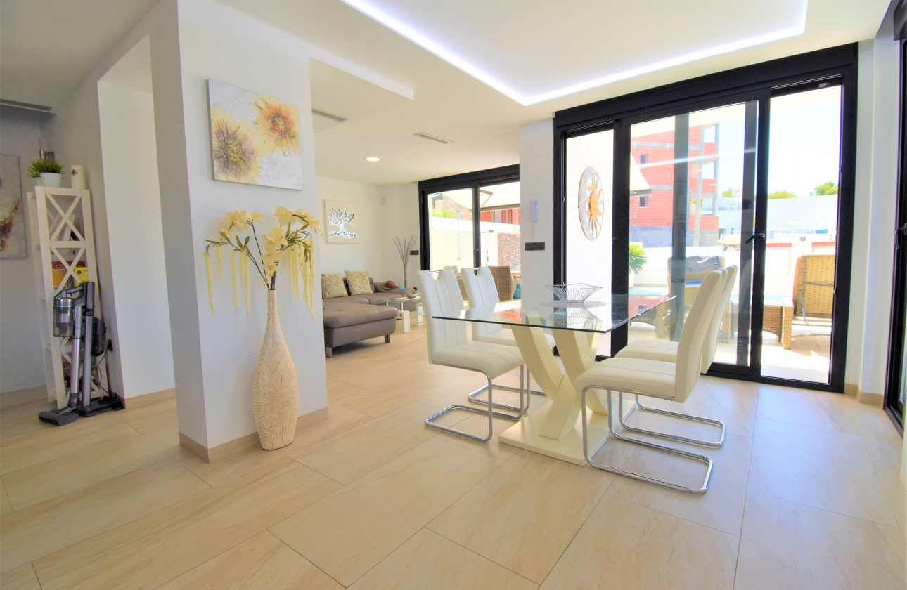 Resale - Villa - Orihuela Costa - Villamartin