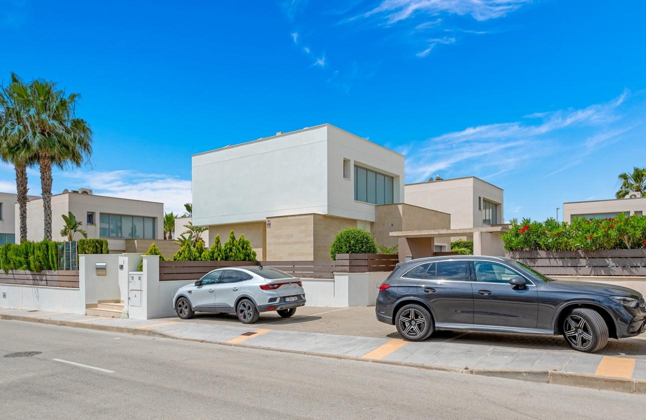 Resale - Villa - Orihuela Costa - Vistabella