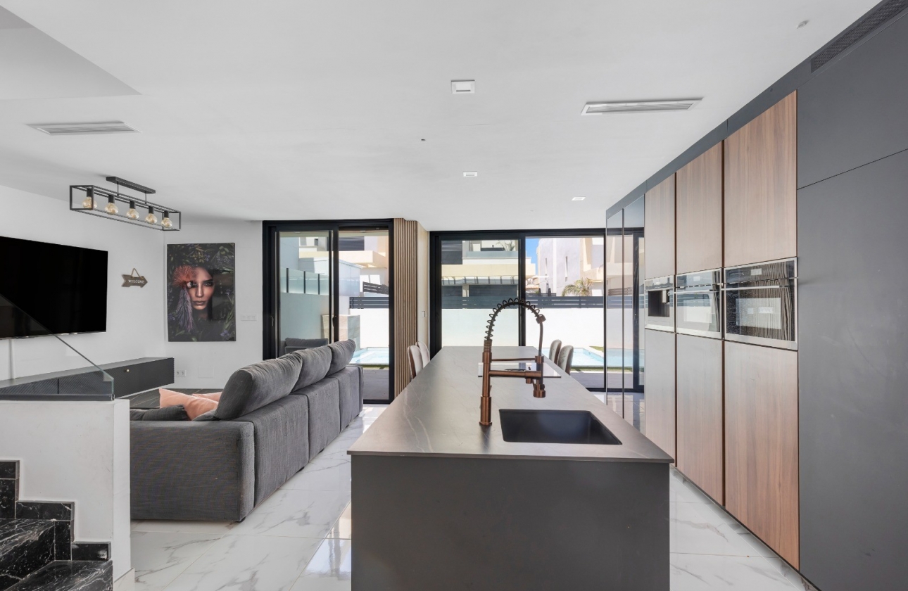 Resale - Villa - Los Montesinos - La Herrada