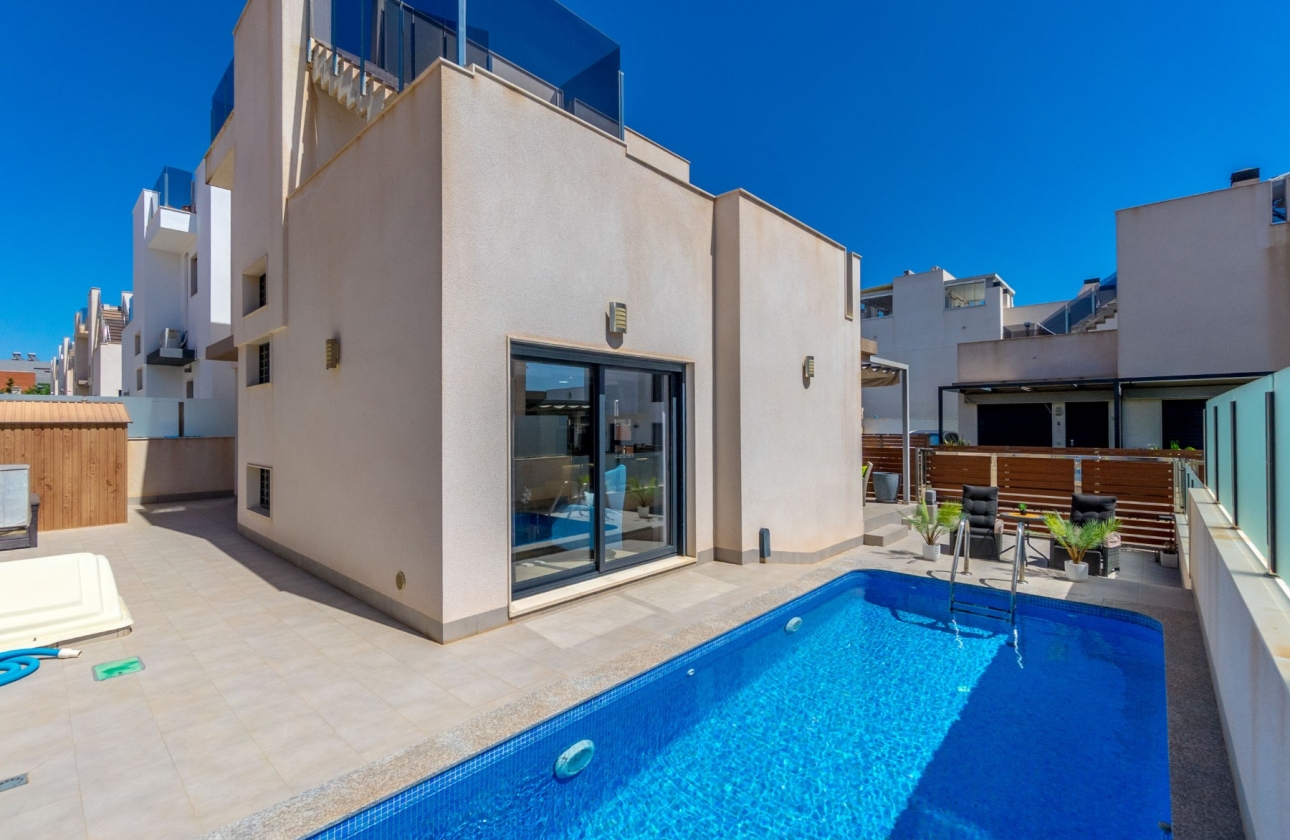 Resale - Villa - Torrevieja - Aguas Nuevas