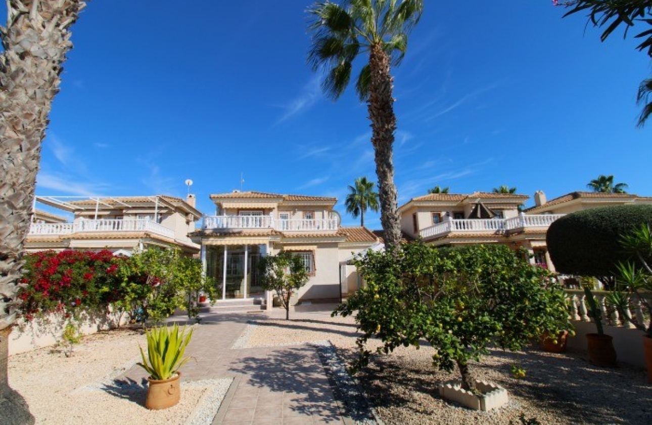 Resale - Villa - Orihuela Costa - Los Dolses