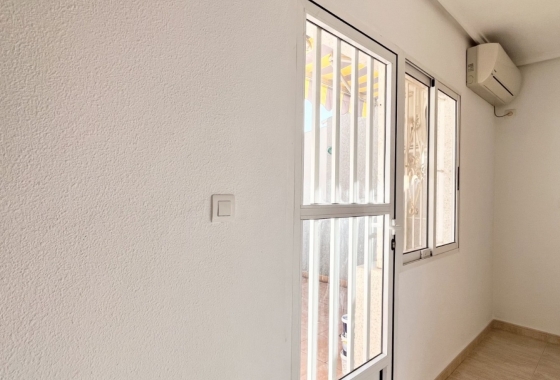 Resale - House - Torrevieja - La Siesta - El Salado -  Torreta
