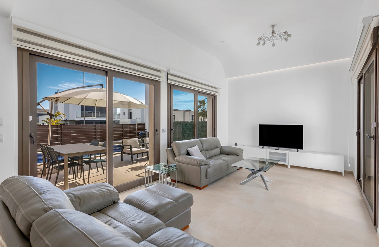 Resale - Villa - Orihuela Costa - Vistabella Golf