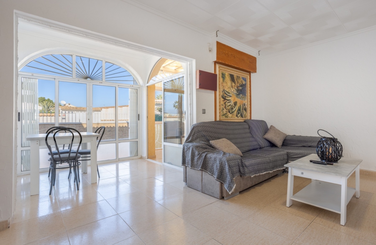 Revente - Villa - Torrevieja - Urbanización San Luis