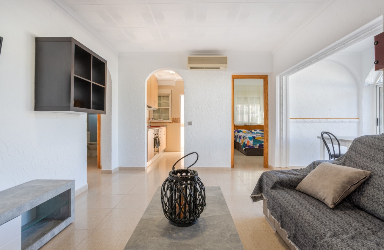 Revente - Villa - Torrevieja - Urbanización San Luis