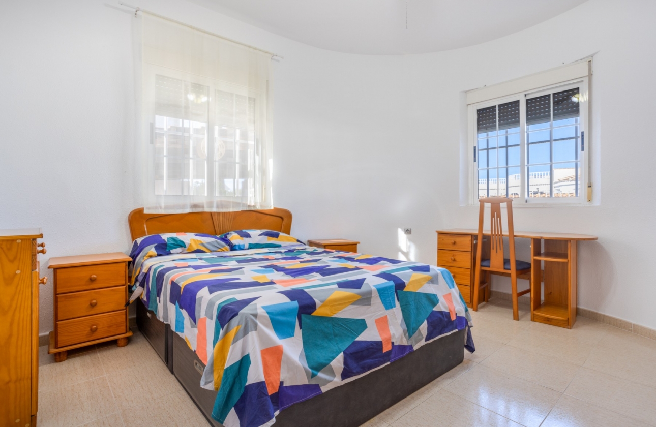 Revente - Villa - Torrevieja - Urbanización San Luis