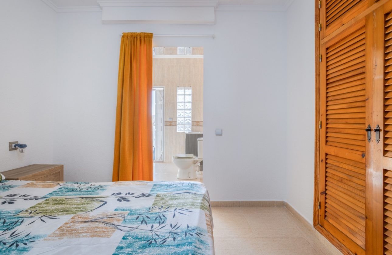 Revente - Villa - Torrevieja - Urbanización San Luis