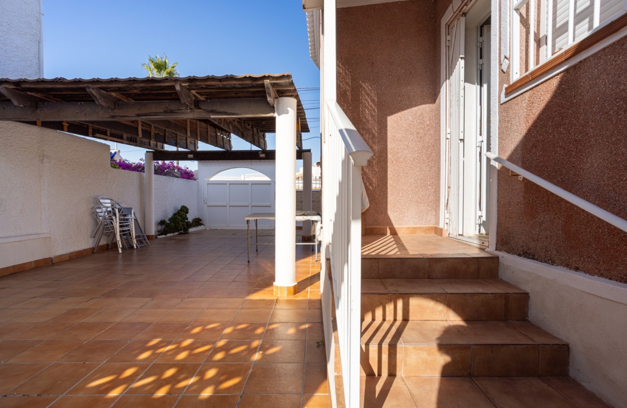 Revente - Villa - Torrevieja - Urbanización San Luis