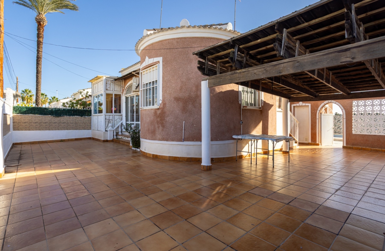 Revente - Villa - Torrevieja - Urbanización San Luis