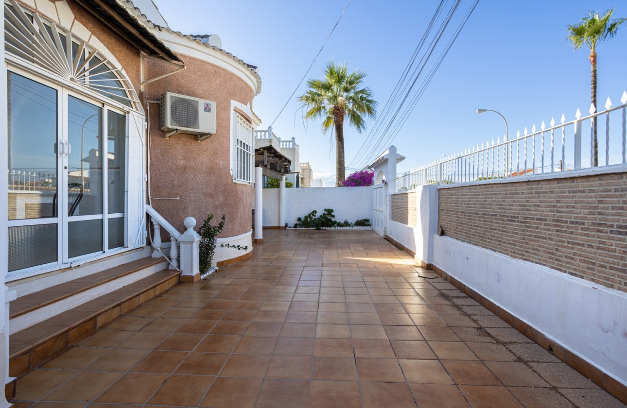 Revente - Villa - Torrevieja - Urbanización San Luis