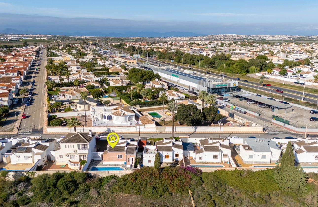 Revente - Villa - Torrevieja - Urbanización San Luis