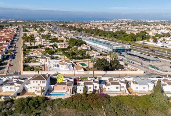 Revente - Villa - Torrevieja - Urbanización San Luis