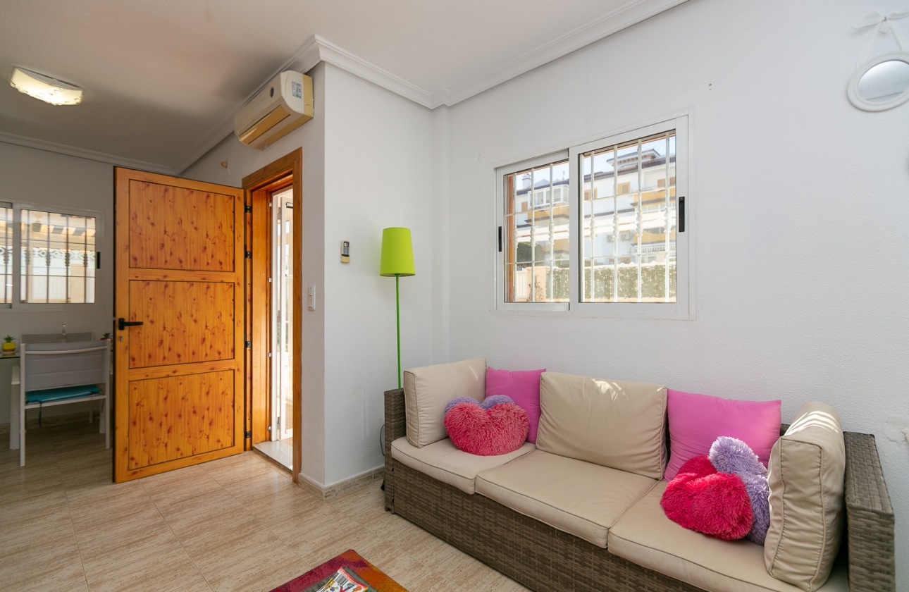 Resale - Villa - Mil Palmeras - Riomar