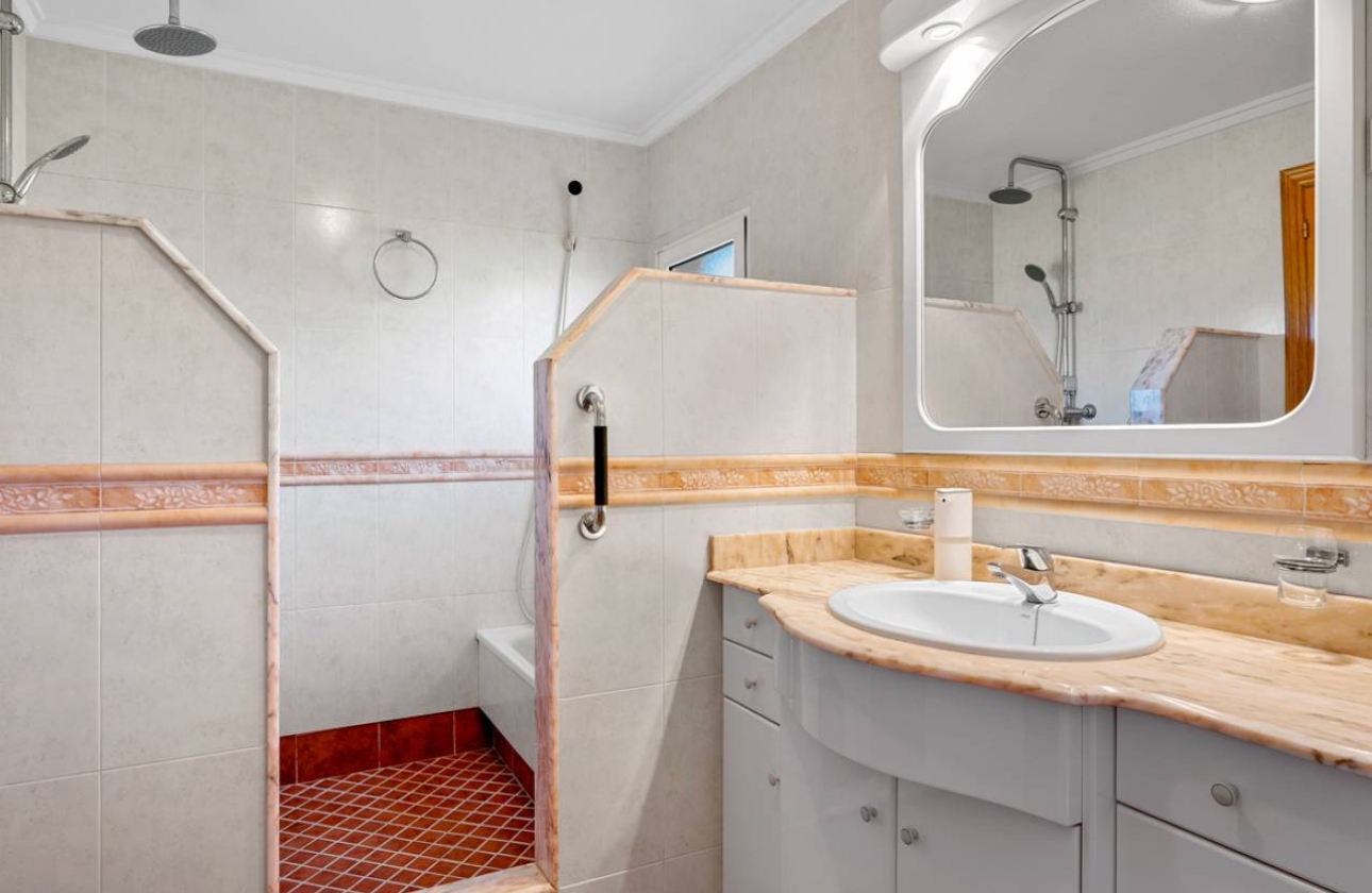 Resale - Finca / Country Property - Los Montesinos