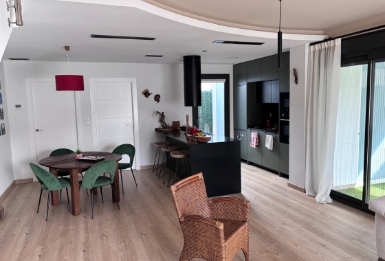 Reventa - Villa - Los Montesinos - La Herada