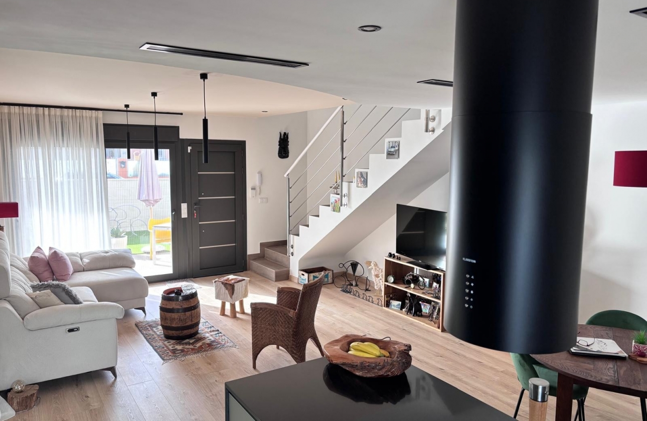 Reventa - Villa - Los Montesinos - La Herada