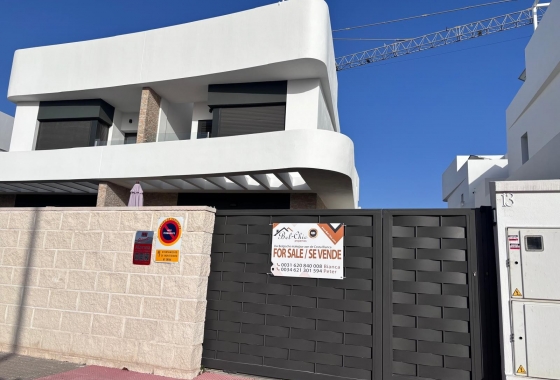 Reventa - Villa - Los Montesinos - La Herada