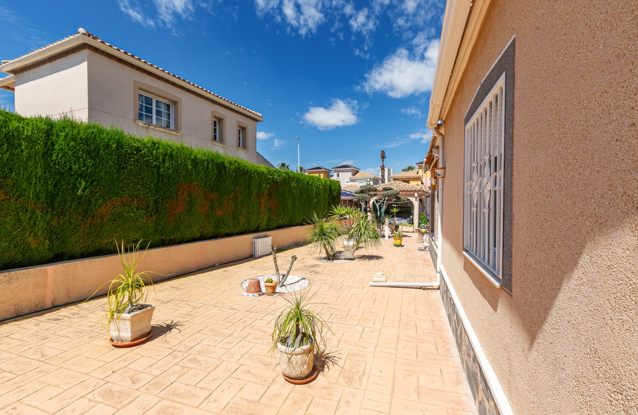 Wiederverkauf - Villa - Orihuela Costa - La Zenia