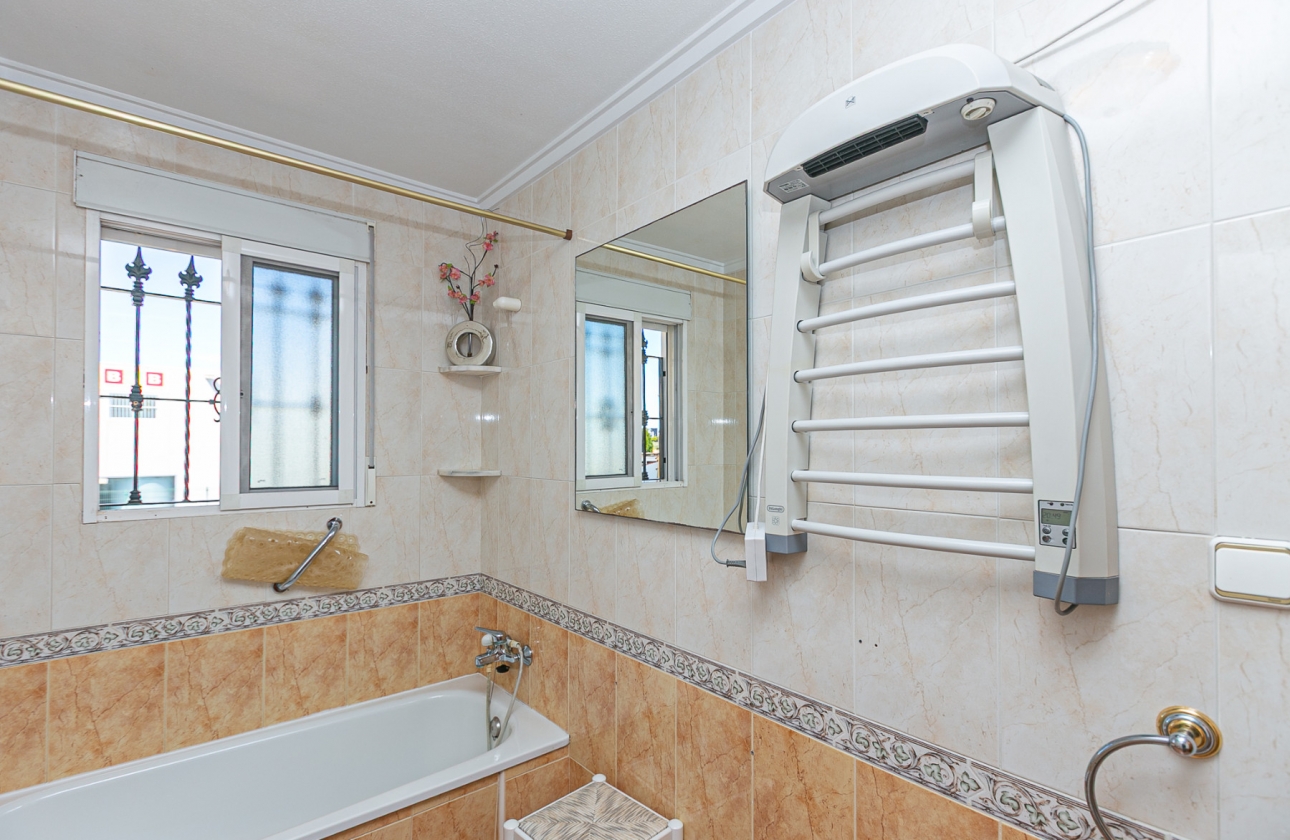 Wiederverkauf - Villa - Orihuela Costa - La Zenia