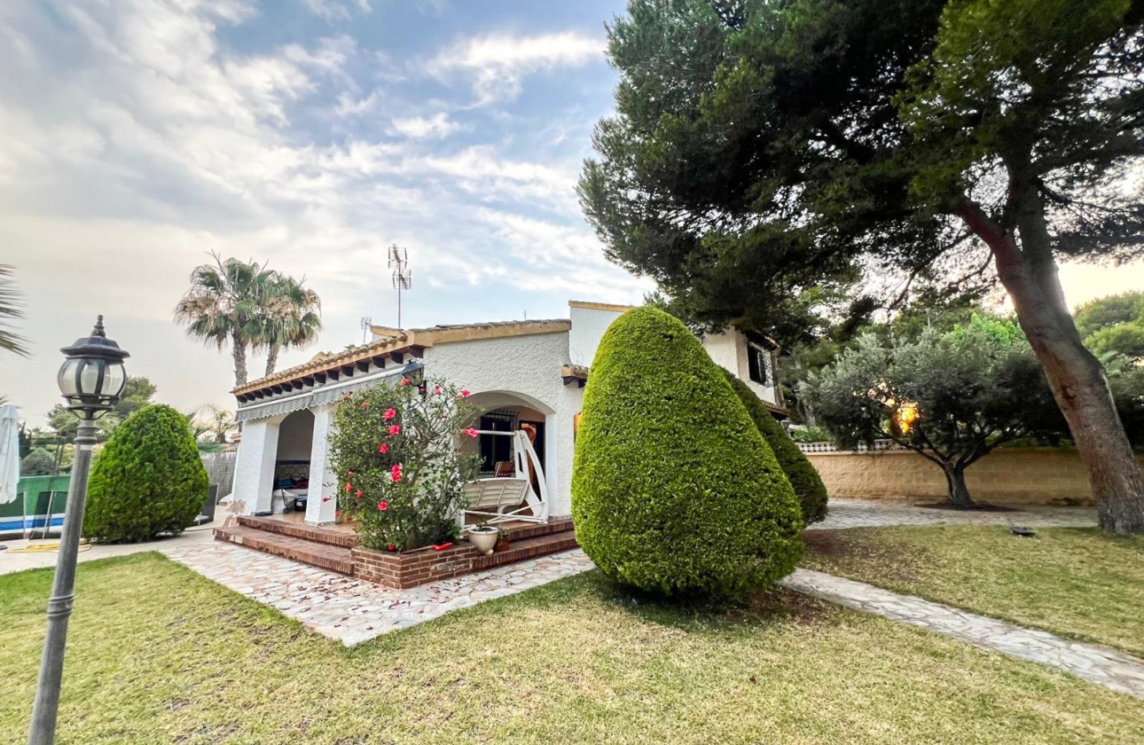 Resale - Villa - Orihuela Costa - Punta Prima