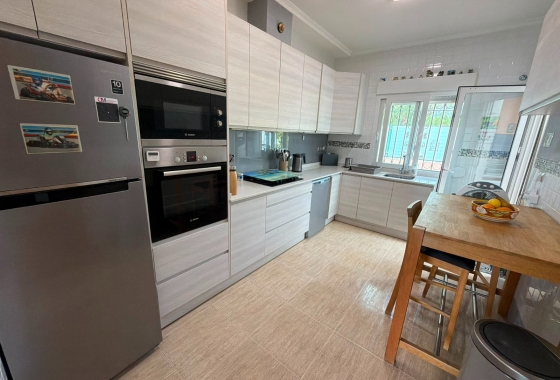 Resale - Villa - Los Montesinos - La Herrada