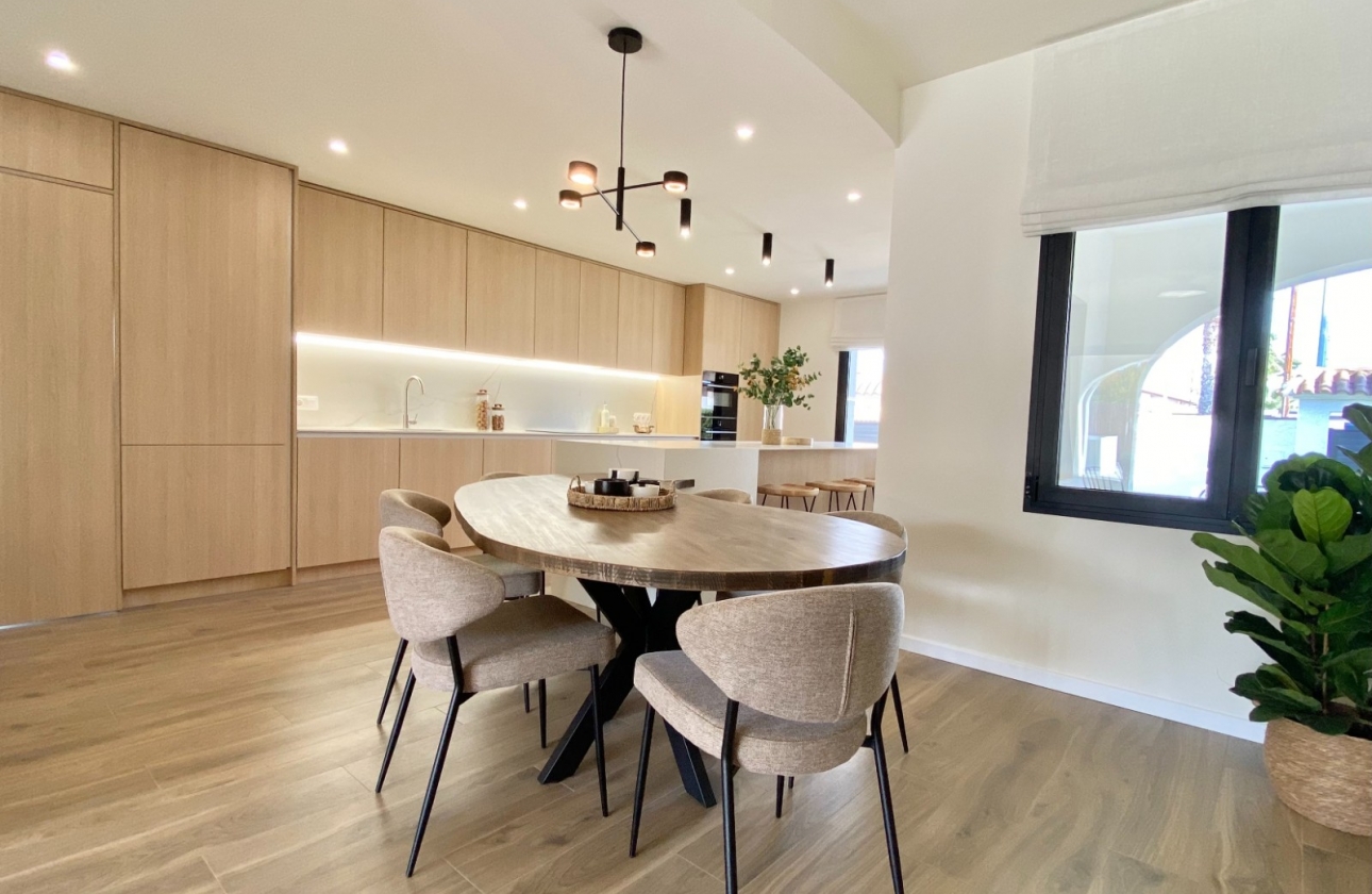 Resale - Villa - Cabo Roig