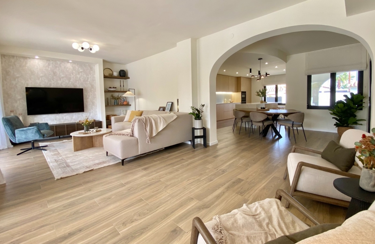 Resale - Villa - Cabo Roig