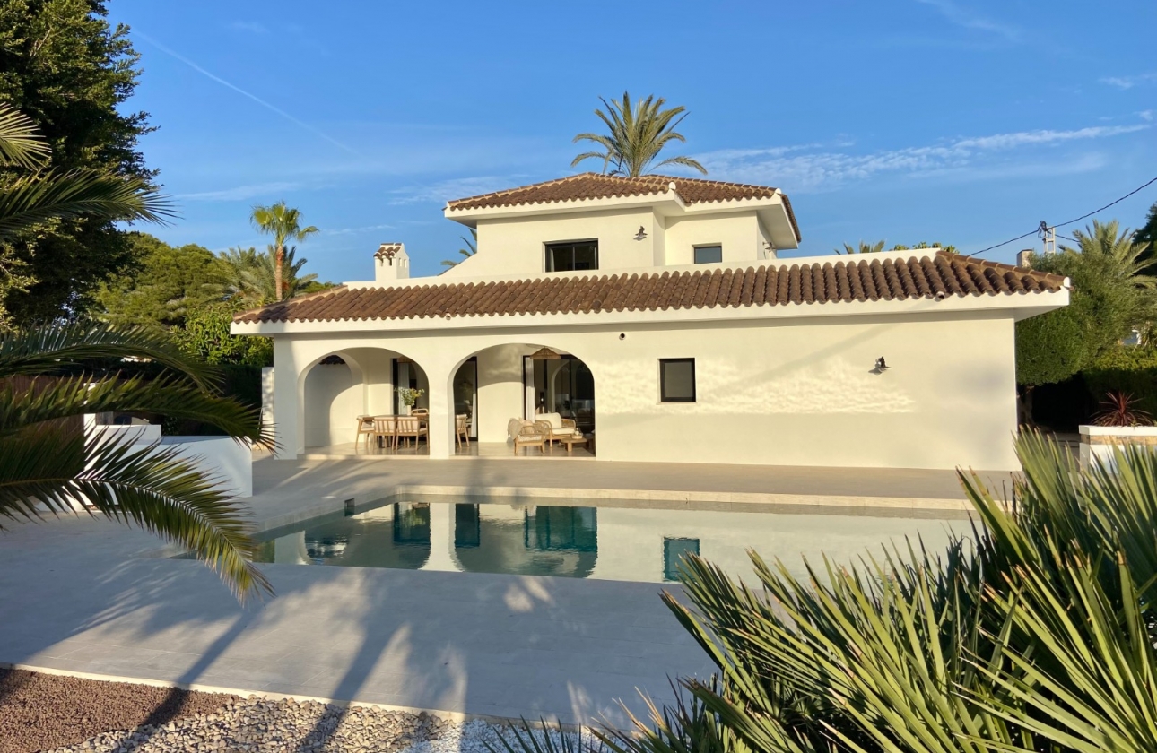Resale - Villa - Cabo Roig