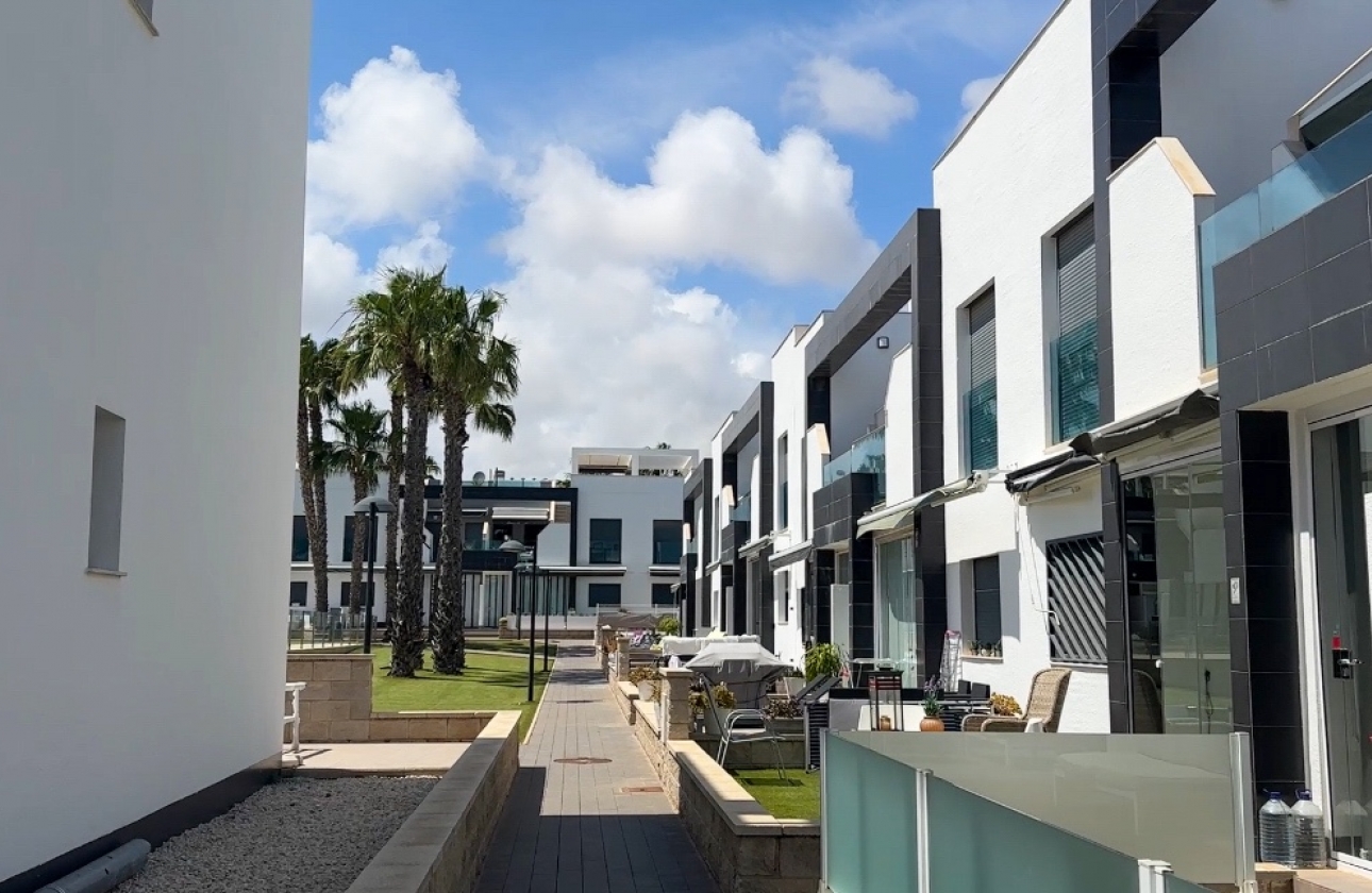 Resale - House - Orihuela Costa - La Zenia