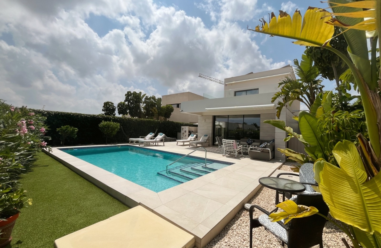 Resale - Villa - Los Montesinos - La Herrada