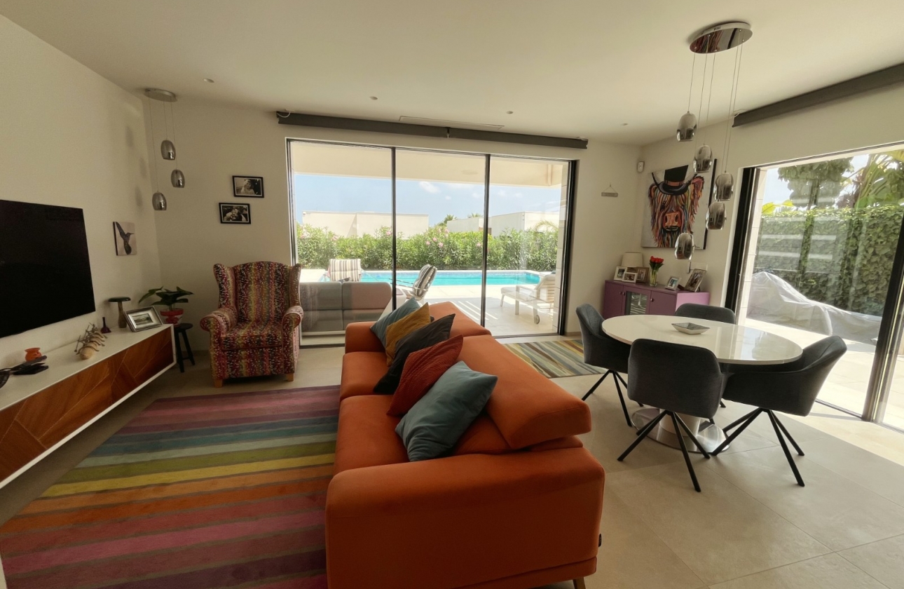 Resale - Villa - Los Montesinos - La Herrada