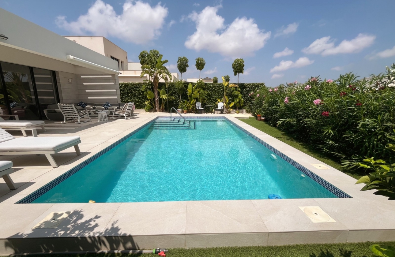 Resale - Villa - Los Montesinos - La Herrada