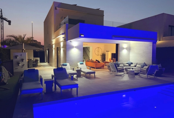 Resale - Villa - Los Montesinos - La Herrada