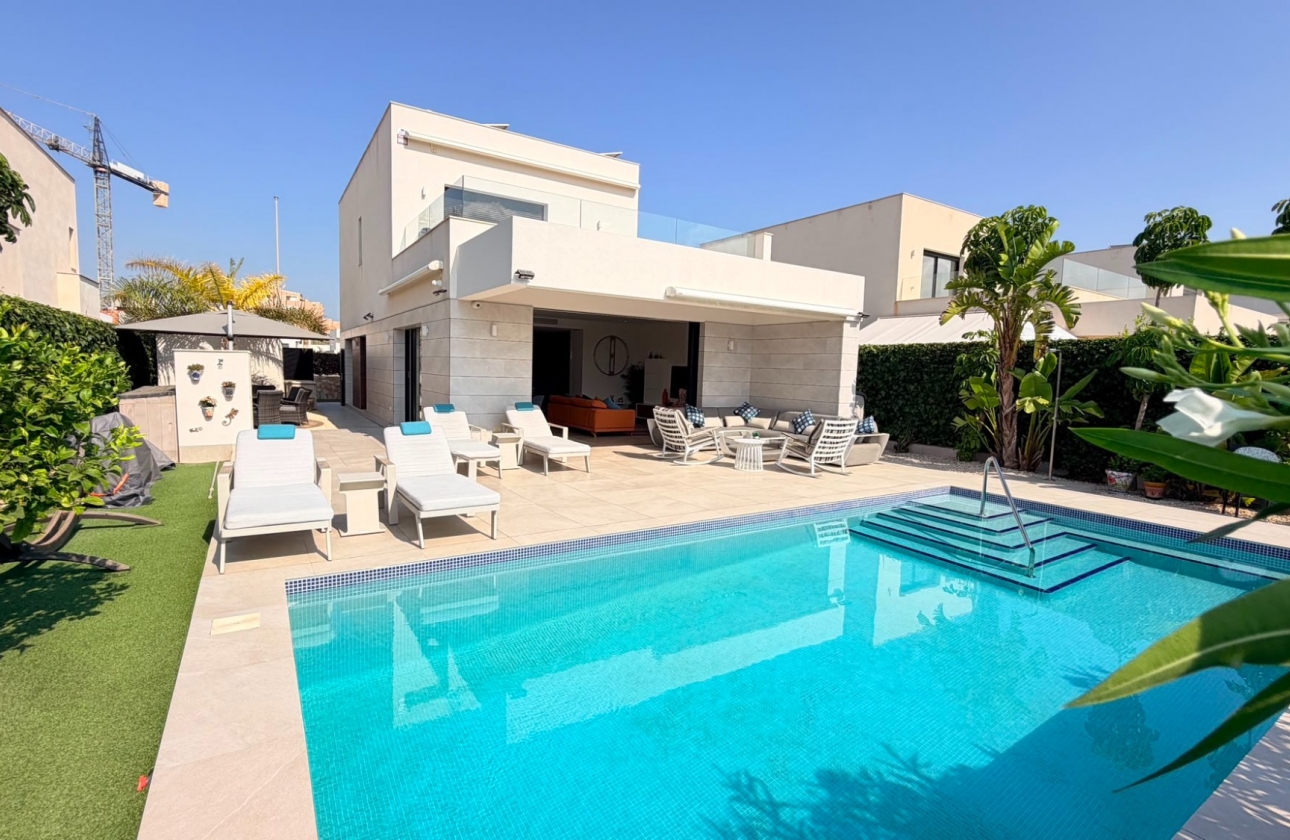 Resale - Villa - Los Montesinos - Los Montesinos - Urb. La Herrada