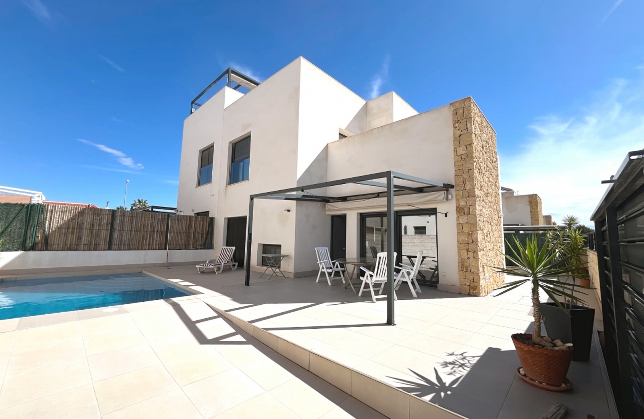 Resale - Villa - Ciudad Quesada - Pueblo Bravo