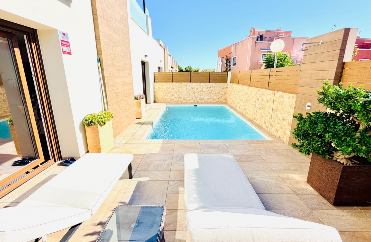 Reventa - Villa - Los Montesinos - La Herada