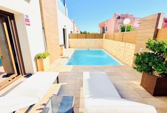 Reventa - Villa - Los Montesinos - La Herada