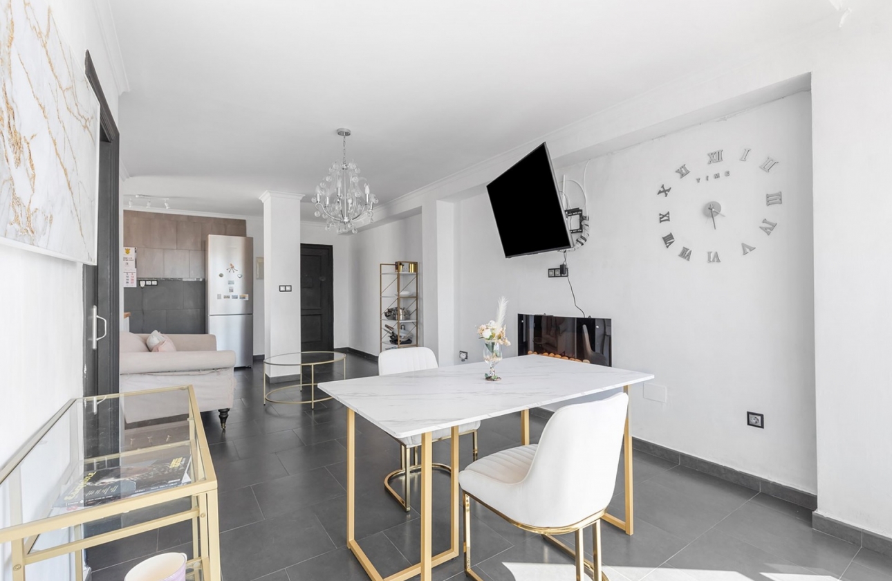 Resale - Apartment / flat - Daya Nueva