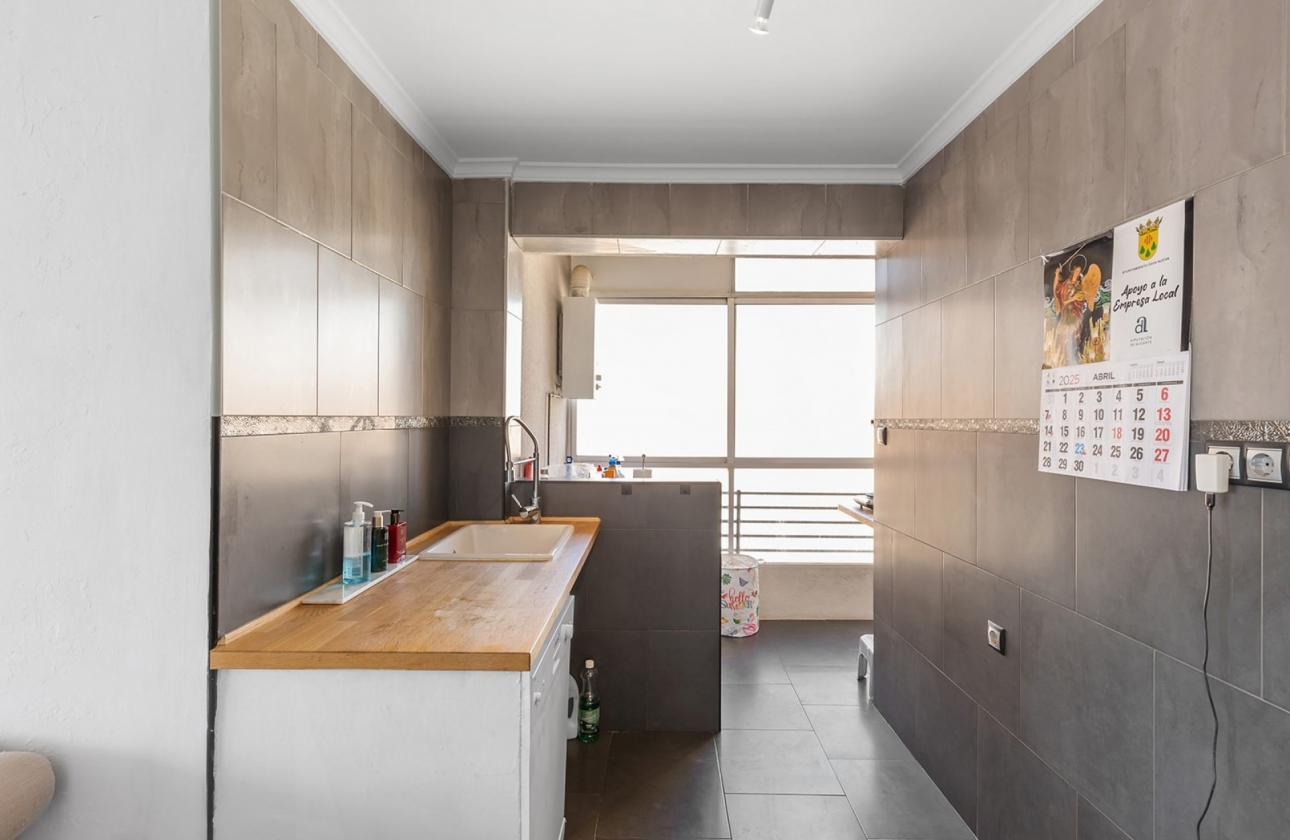 Resale - Apartment / flat - Daya Nueva