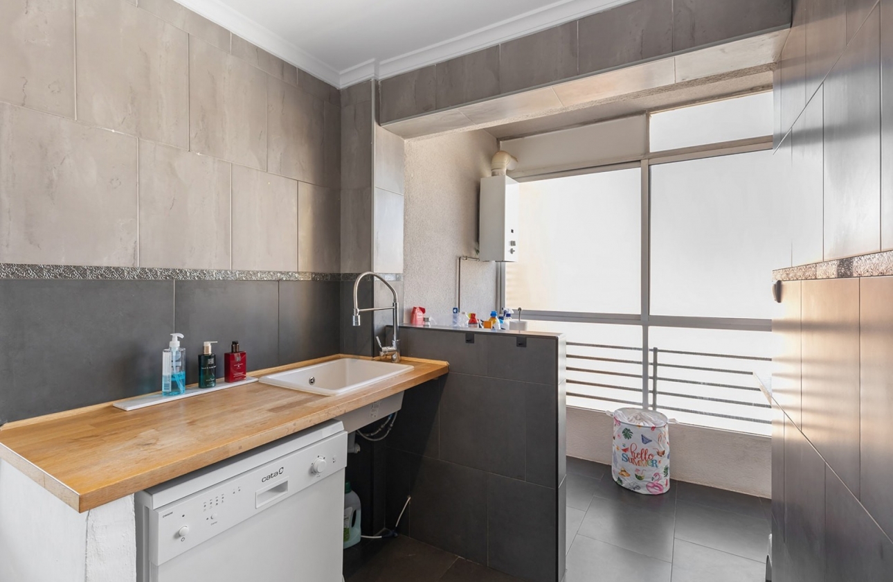 Resale - Apartment / flat - Daya Nueva