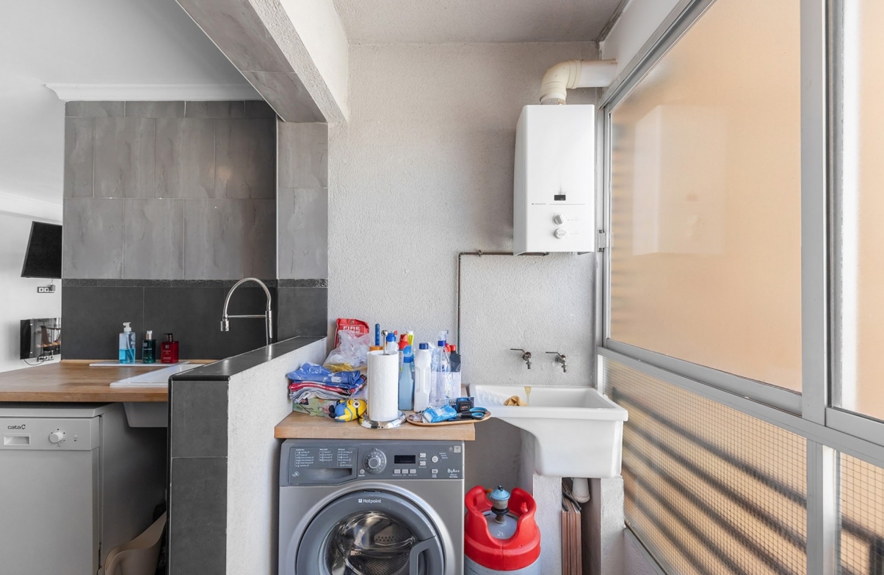 Resale - Apartment / flat - Daya Nueva