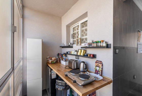 Resale - Apartment / flat - Daya Nueva