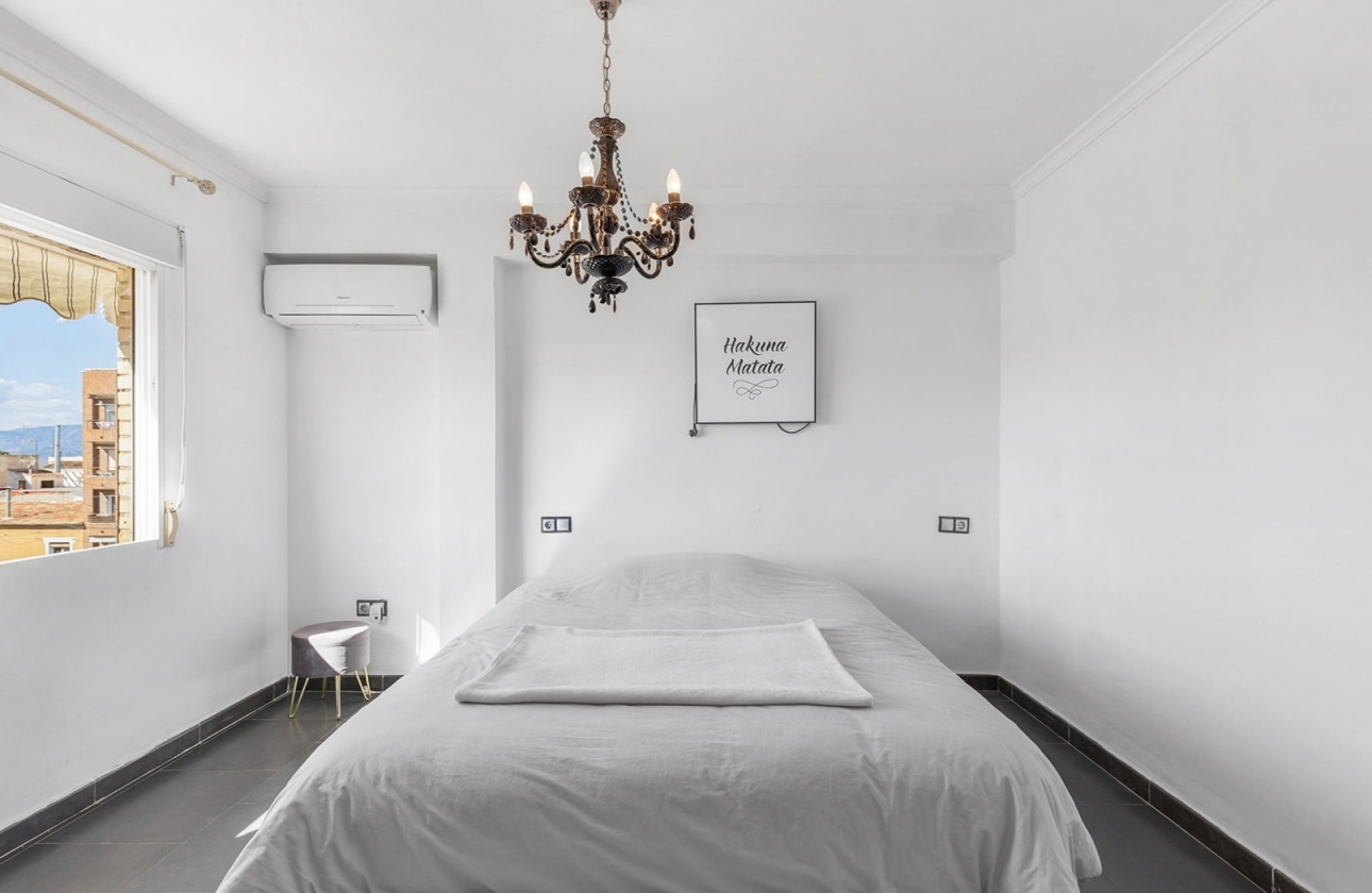 Resale - Apartment / flat - Daya Nueva